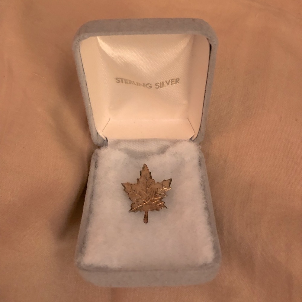 Sterling silver maple leaf brooch. 7/8”W x 1”H.